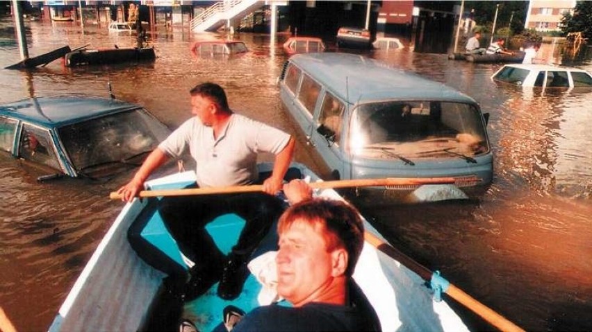 Opole 1997. Parking pawilonu As. Tomasz Horoszkiewicz i Eryk...