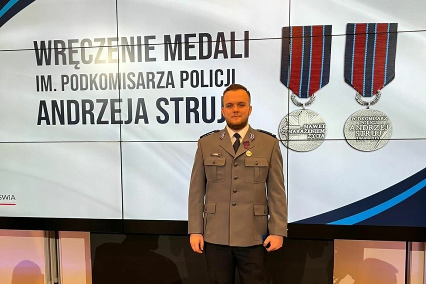 Policjanci otrzymali medale z rąk ministra Marcina...