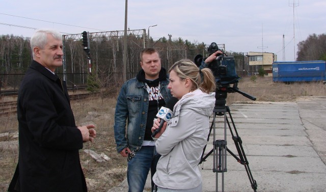 Burmistrz Jan Wieruszewski z ekipą telewizyjną na stacji Opoczno Południe