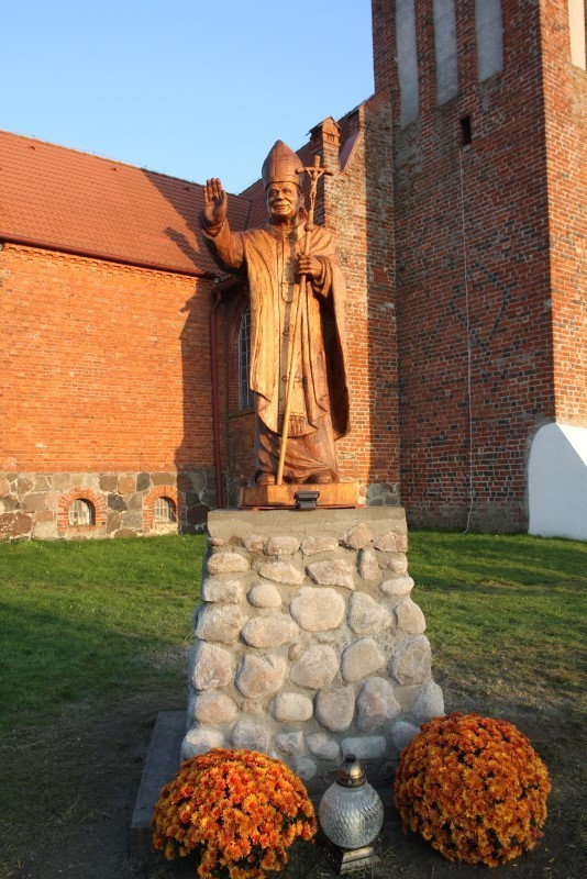 Rzeźbę wykonał Bogusław Migiel ze Sławna. Poświęcił ksiądz...