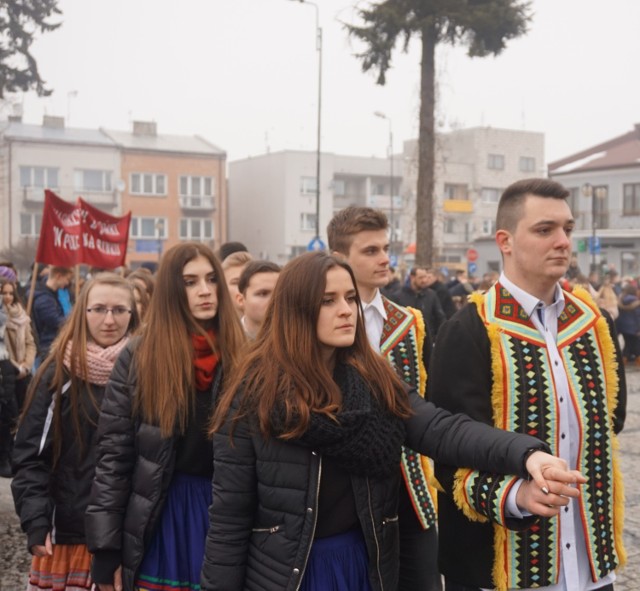 Kraśnik: Piękny polonez maturzystów "Górki" na Rynku Starego Miasta (ZDJĘCIA, WIDEO)

Już po raz czwarty maturzyści kraśnickiej "Górki", czyli ZS nr 1 w Kraśniku, odtańczyli poloneza na Rynku Starego Miasta. W sobotę będą się bawić na studniówce w Rezydencji Sosnowa w Janowie Lubelskim.