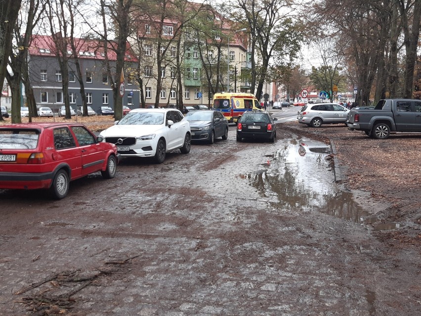 "Dziki" parking przy dworcu w Goleniowie. Kłopot dla pieszych