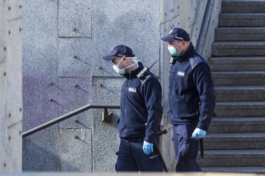 Maseczki w komunikacji miejskiej. Policja sprawdzi, czy zakrywasz usta w tramwaju