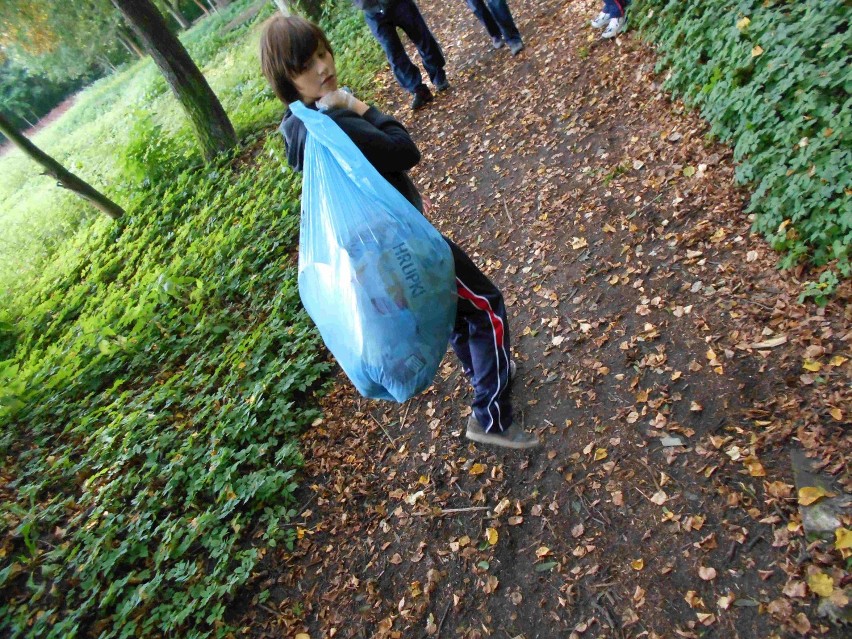 Sprzątanie świata w Malborku. Uczniowie Szkoły Podstawowej nr 9 porządkowali bulwar i park