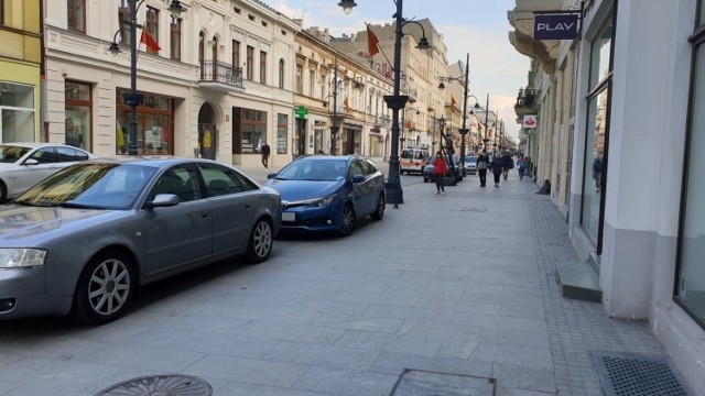 Ul. Piotrkowska po godz. 18.  Straż miejska obojętnie mija zaparkowane na chodniku auta.

Korzystający z bezkarności kierowcy coraz śmielej parkują auta na „deptakowej” części ul. Piotrkowskiej – od al. Mickiewicza do pl. Wolności, gdzie  obowiązują ograniczenia ruchu kołowego. 

WIĘCEJ NA KOLEJNYCH ZDJĘCIACH


