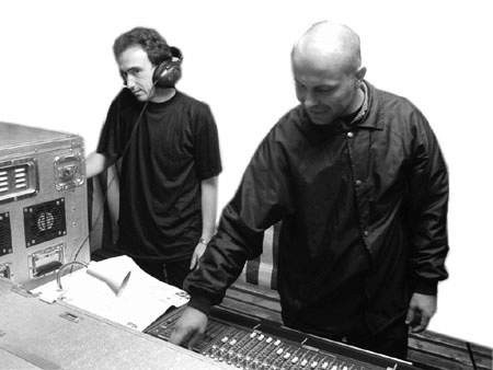 Sebastian Korczyk (z lewej) oraz Zbigniew Korczyk przy konsolecie nagłośnieniowej.  JACEK ROJKOWSKI