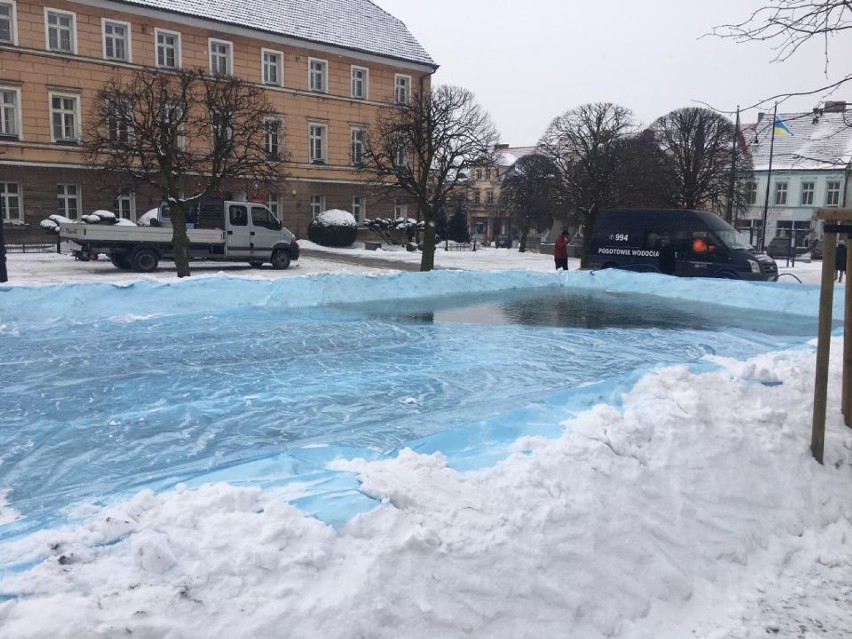 Zimowe szaleństwo! Na pleszewskim rynku powstaje ślizgawka!