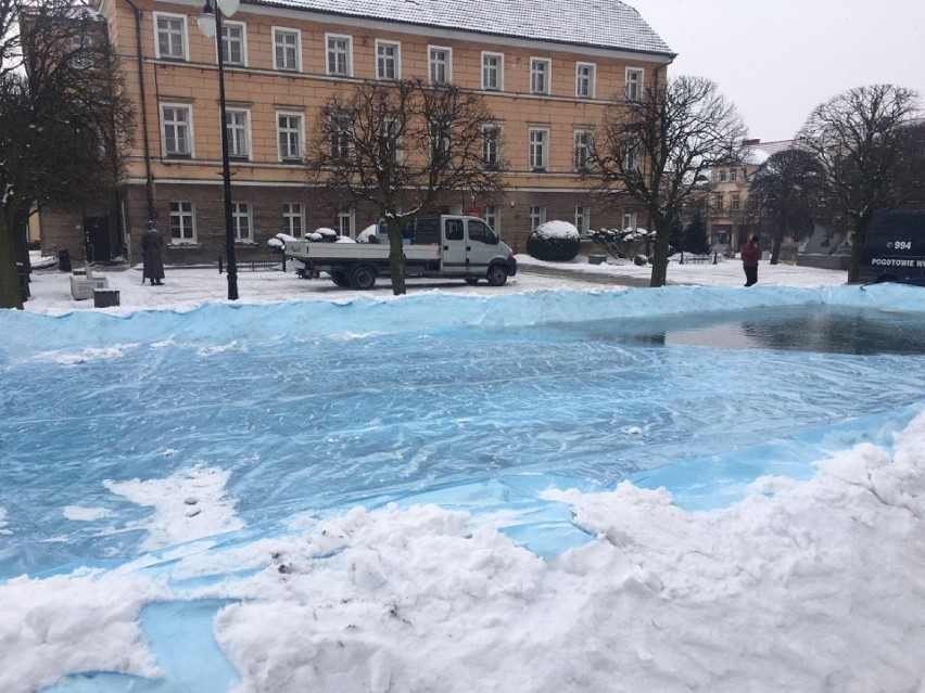 Zimowe szaleństwo! Na pleszewskim rynku powstaje ślizgawka!