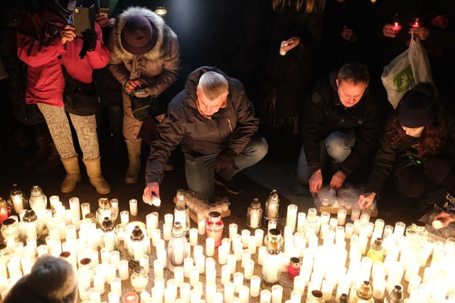 100 tys. ofiar koronawirusa w Polsce. W stolicy uczczono pamięć zmarłych na COVID-19
