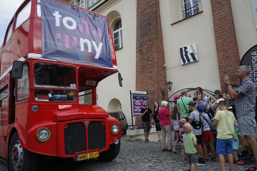 TONobus przejechał ulicami Rzeszowa. Angielski piętrowy autobus z DJem na pokładzie. Z uczestnikami pojechał prezydent Konrad Fijołek