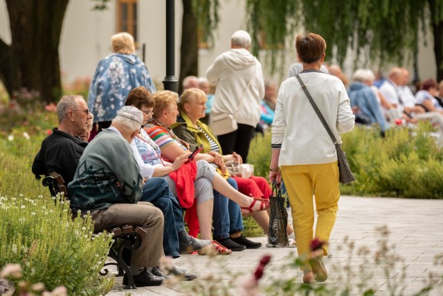 W sobotę, 9 lipca w Busku-Zdroju nie brakowało atrakcji w mieście, które razem z pogodą sprawiły, że cały park tętnił życiem. Na ławeczkach spotkaliśmy wielu kuracjuszy i turystów. Do Buska -przyciągnęły też wydarzenia w ramach trwającego festiwalu muzycznego imienia Krystyny Jamroz, retro alejka z ciekawostkami sprzed lat oraz koncert Orkiestry Na Dużym Rowerze.

Zobaczcie, jak było w buskim parku w sobotę na kolejnych zdjęciach.