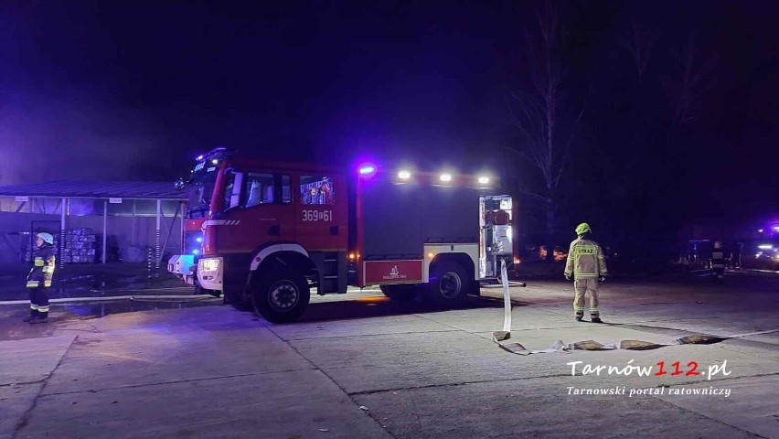 Ponad 50 strażaków walczyło z pożarem warsztatu...