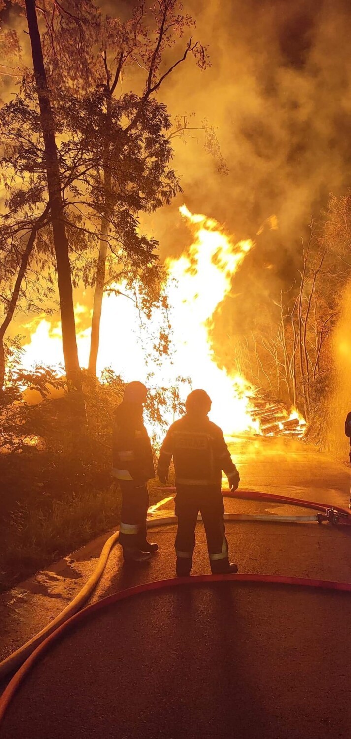 Pożar składowiska drewna w miejscowości Kamienniki