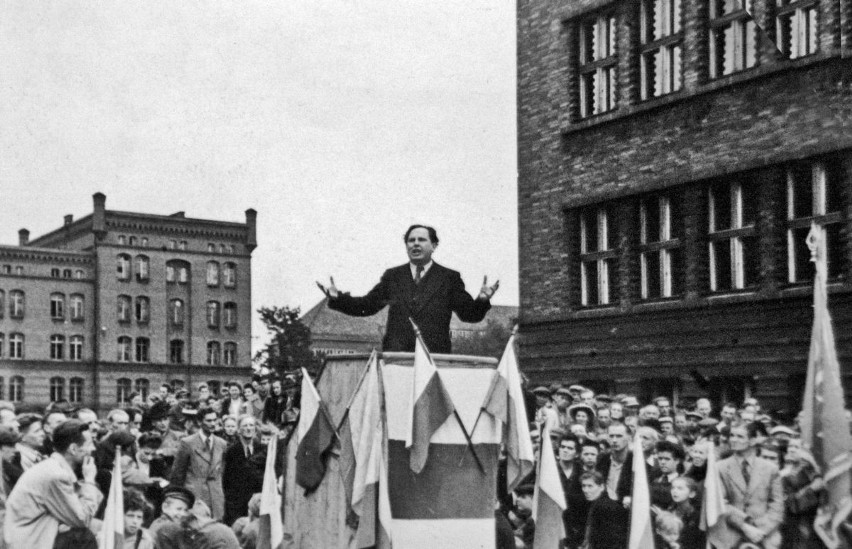 Zdjęcie wykonane w Bytomiu w 1945 roku podczas manifestacji...