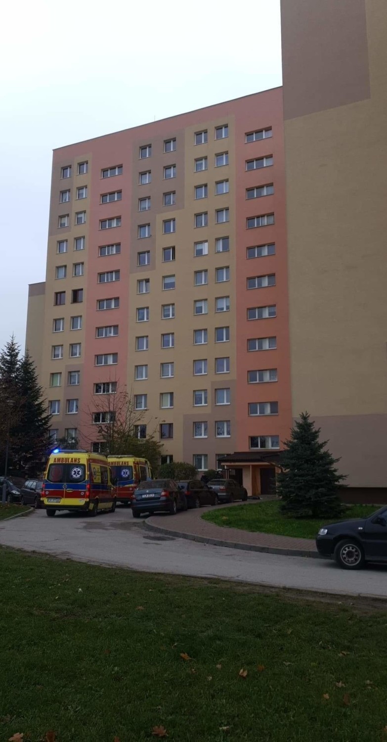 W Kielcach mężczyzna spadł z dachu wieżowca. Jak to się stało?