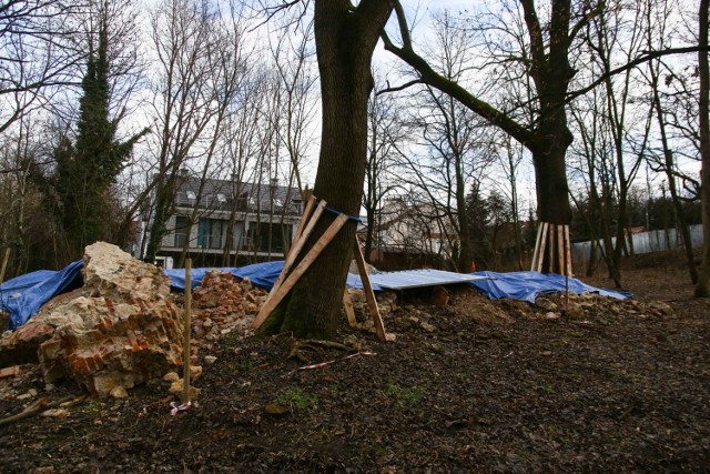 Ruiny zabytkowego spichlerza w parku Duchackim zostały zburzone