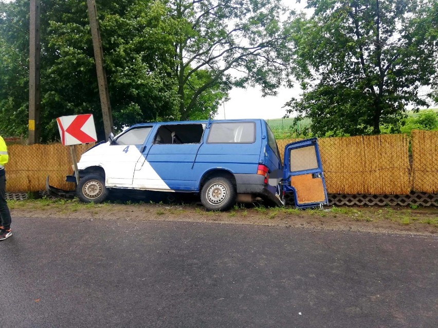 Wypadek busa pod Strzelinem. 4 osoby zostały ranne [ZDJĘCIA]