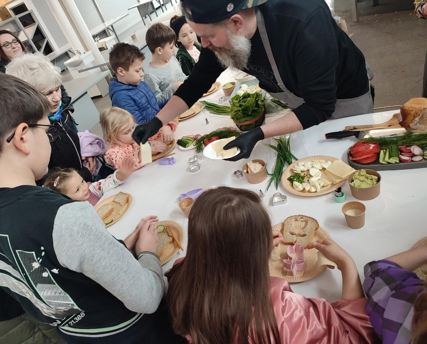 Pan Mariusz pokazuje dzieciom jak przygotować smaczne...