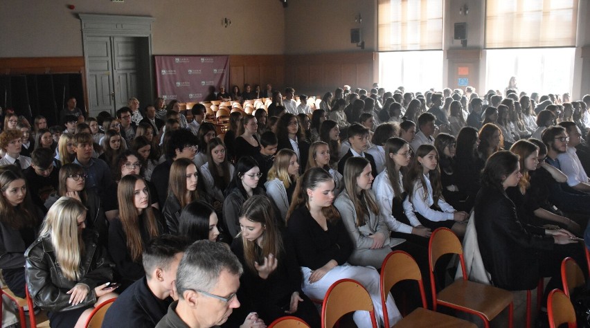 Akademia w I LO w Malborku z okazji Dnia Edukacji Narodowej. Młodzież wystąpiła dla rówieśników i nauczycieli