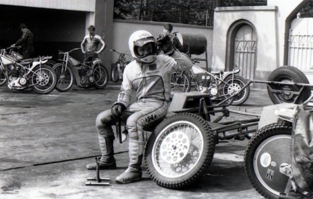 Rok 1984. Na zdjęciu (na pierwszym planie) Andrzej Huszcza w parku maszyn na stadionie żużlowym w Zielonej Górze. Wówczas zielonogórzanie występowali pod nazwą Falubaz Zielona Góra.