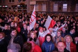 Patriotyczne śpiewanie pod tarnowskim teatrem. Na ulicy Mickiewicza zebrały się tłumy mieszkańców. Mamy zdjęcia!