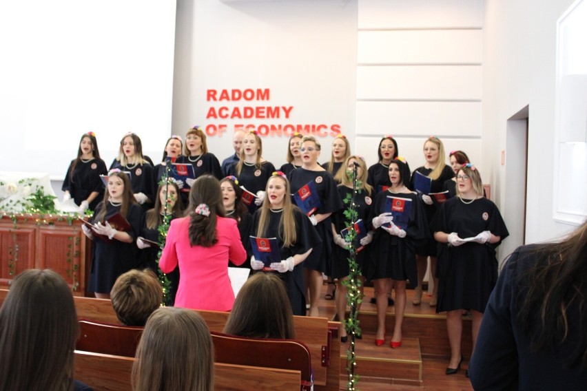 Piękny koncert i spotkanie o roli kobiet w społeczeństwie  w Akademii Handlowej Nauk Stosowanych w Radomiu. Zobacz zdjęcia