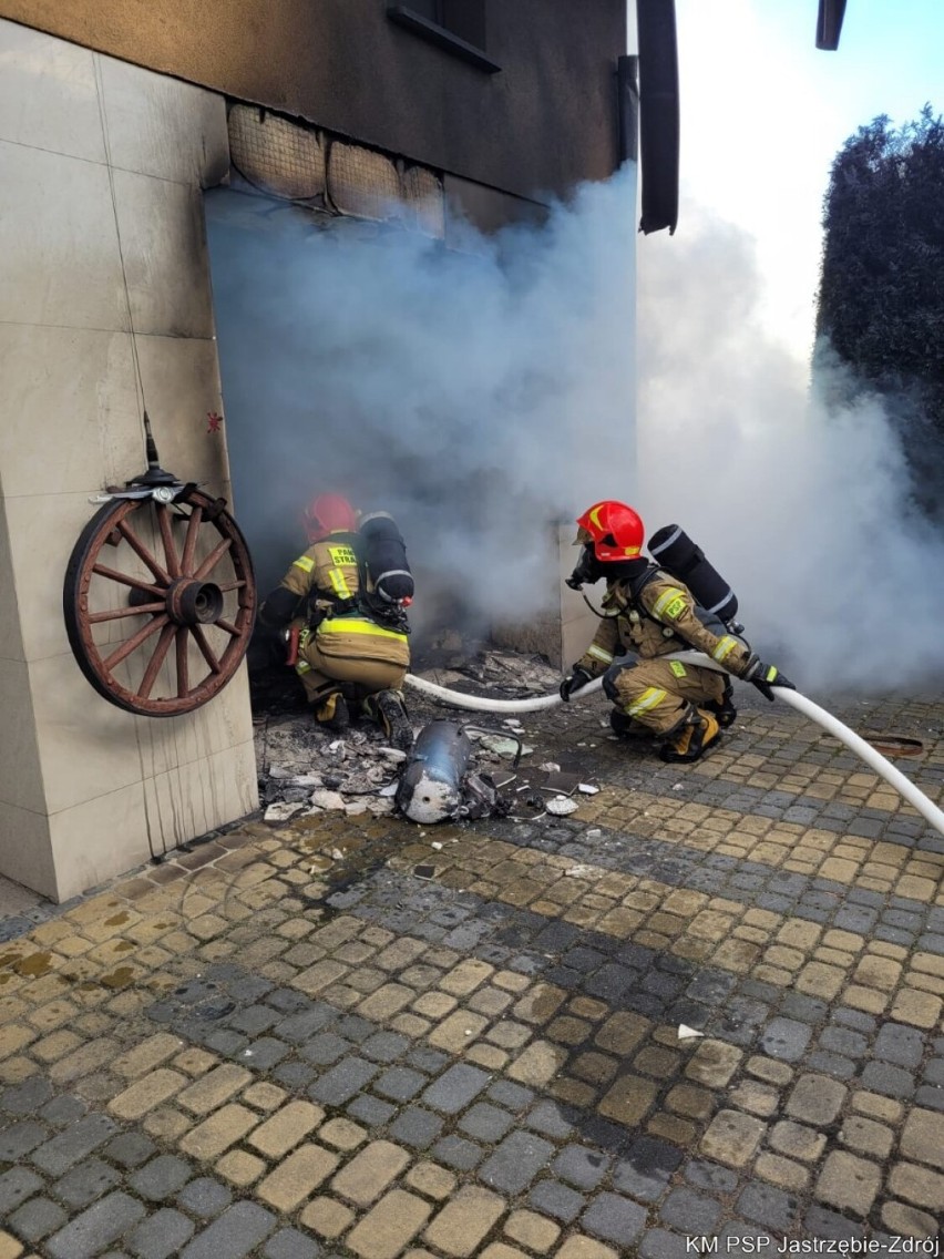 Jedenastu strażaków walczyło z pożarem garażu przy ul....