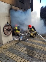 Pożar garażu w Jastrzębiu. Dwustanowiskowy garaż stanął w ogniu przy ulicy Bocznej. Interweniowały dwa zastępy strażaków. 60 tysięcy strat
