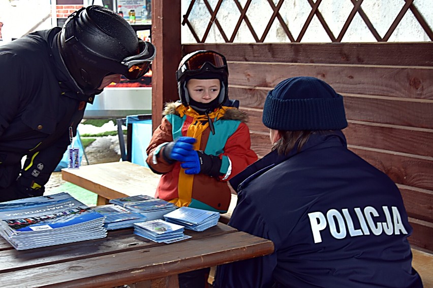 Gorliccy policjanci odwiedzili stację narciarską w Sękowej,...