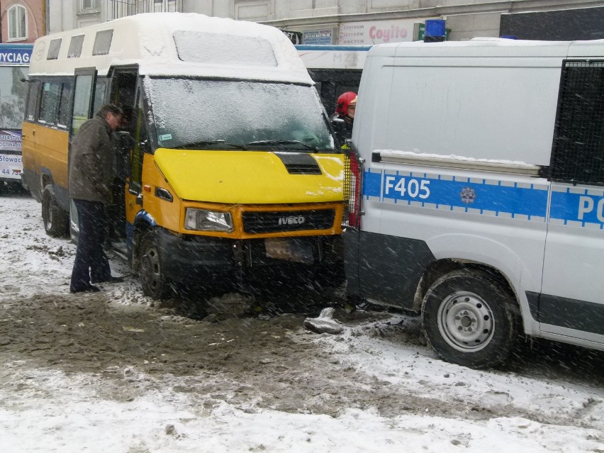 Karambol na Słowackiego. Zderzył się radiowóz, bus i emzetka