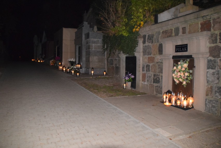 Zaduszki 2019: Cmentarz św. Piotra w Gnieźnie  wieczorem