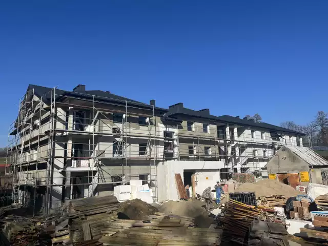 Obecnie trwają zaawansowane prace przy budowie bloku w Paleśnicy. Zakończenie inwestycji planowane jest na lipiec tego roku