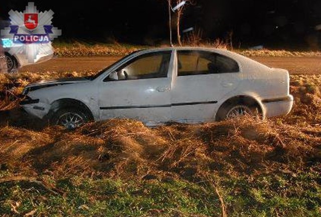 Radzyń Podlaski. Wypadki na drogach w mieście i regionie. Mundurowi ustalają okoliczności zdarzeń.