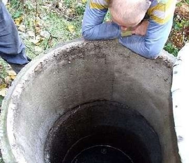 Do głębokiej studni w Bachowicach (pow. wadowicki) wpadł mały piesek. Zdjęcie ilustracyjne