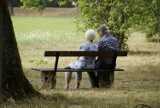 Co z emeryturami? Tragiczne wiadomości dla seniorów. Tym emerytom obniżą "trzynastkę"