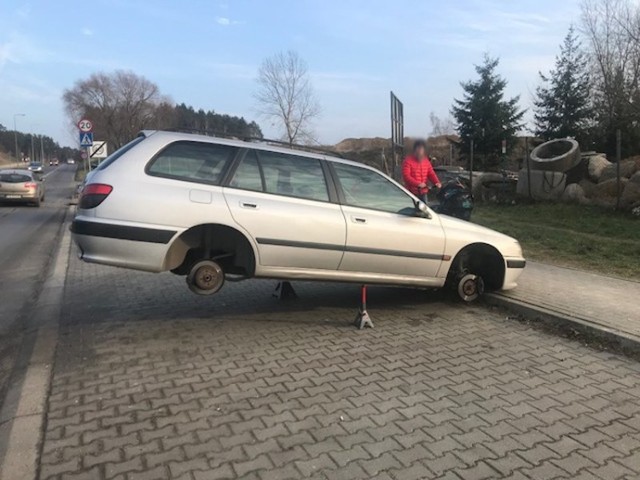 Peugeot został sfotografowany w czwartek, 15 lutego przez naszego Czytelnika. – Wygląda, jakby ktoś zmieniał koła, ale stoi tak od dłuższego czasu – pisze autor zdjęć.

Peugeot stoi na parkingu przy ul. Rzeźniczaka. Jest uniesiony na podnośniku i nie ma kół. Samochód wzbudza zainteresowanie i zdziwienie przechodniów. Na peugeota spoglądają też kierowcy. – Przecież parking to nie warsztat – dziwi się nasz Czytelnik.

POLECAMY ODCINKI "KRYMINALNEGO CZWARTKU":


