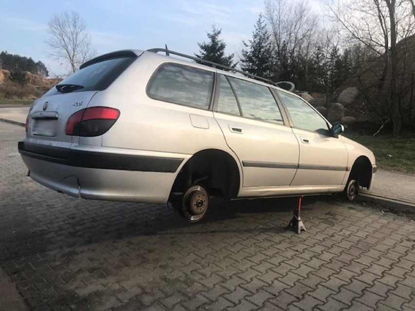 Peugeot został sfotografowany w czwartek, 15 lutego przez...