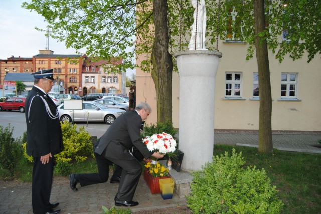 Strażacy wraz z burmistrzem Zbąszynia &ndash; Tomaszem Kurasińskim złożyli kwiaty pod pomnikiem Świętego Floriana.