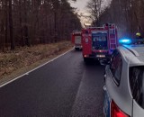 Tragiczny wypadek w między Mostkami a Przełazami. Samochód uderzył w drzewo, nie żyją dwie osoby