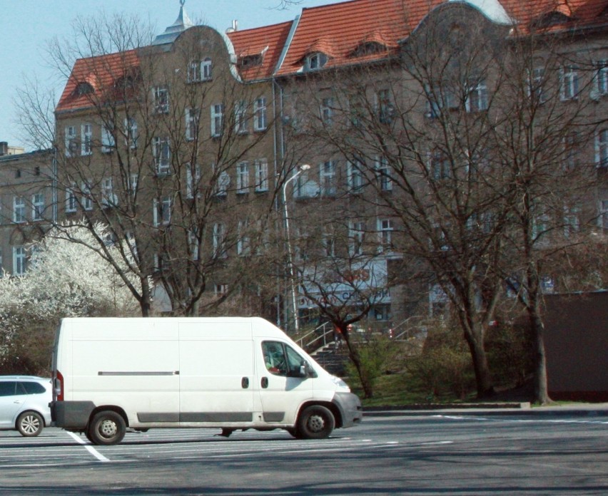 Miejsca parkingowe wyznaczono na byłej pętli autobusowej...