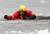 Jak uratować kogoś, kto jest pod lodem? Pokazał to WOPR i policja [ZDJĘCIA, WIDEO]