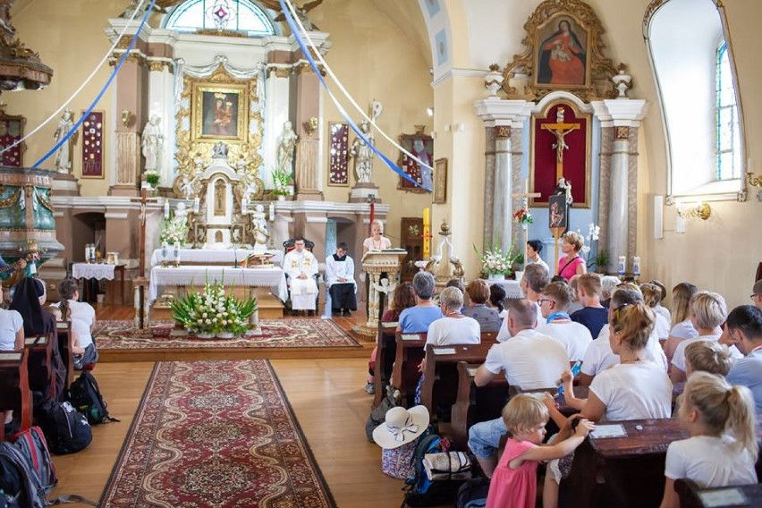 Piesza Poznańska Pielgrzymka na Jasną Górę gościła w Sanktuarium w Lutyni