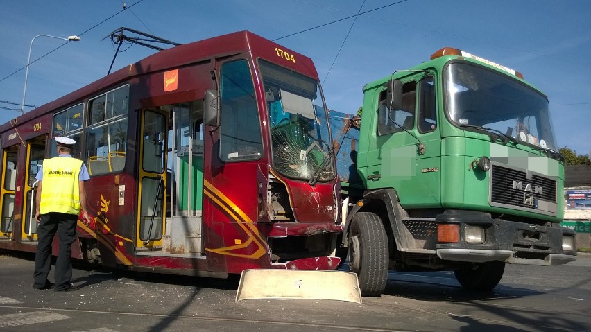 Zderzenie tramwaju z samochodem ciężarowym na Zgierskiej w...