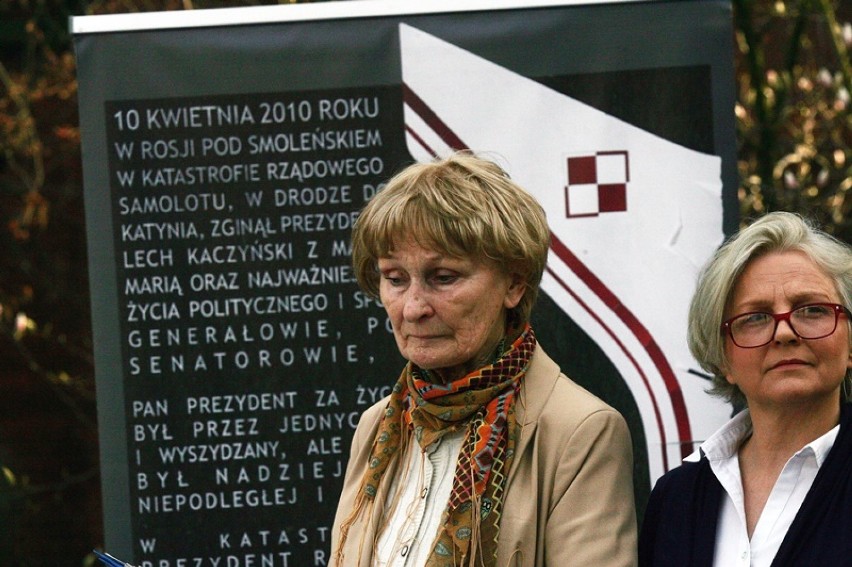 Ósma rocznica katastrofy smoleńskiej, pod pomnikiem Jana Pawła II w Legnicy [ZDJĘCIA]