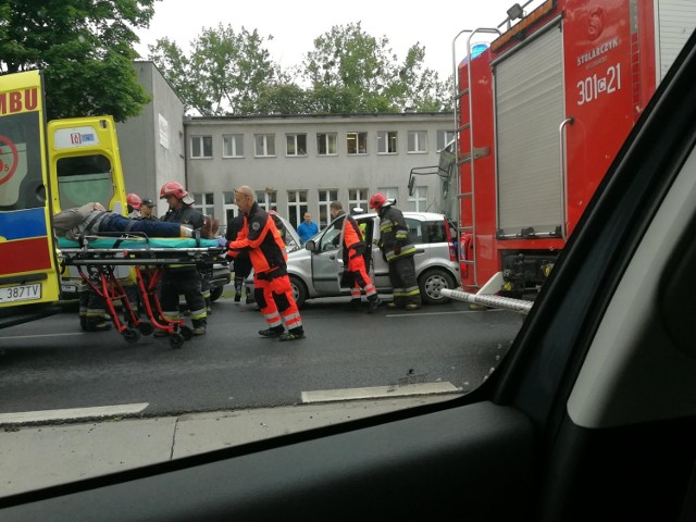 W czwartek (17 maja) przed godziną dziewiątą, na wysokości Klubu Lotnika doszło do zderzenia osobówki z autobusem. Autobus jechał pusty. Kierowca samochodu osobowego został zakleszczony w aucie i musieli uwalniać go strażacy ze specjalistycznym sprzętem. Kierowca trafił do szpitala. 
-&nbsp;Do zdarzenia doszło z winy kierowcy autobusu linii 89, który uderzył w tył fiata panda, a ten jeszcze w poprzedzającego go renault. Jeden pas ruchu w kierunku centrum jest ciągle zablokowany - wyjaśniał kom. Przemysław Słomski z zespołu prasowego KWP w Bydgoszczy.
 
Pogoda na piątek, 18 maja
