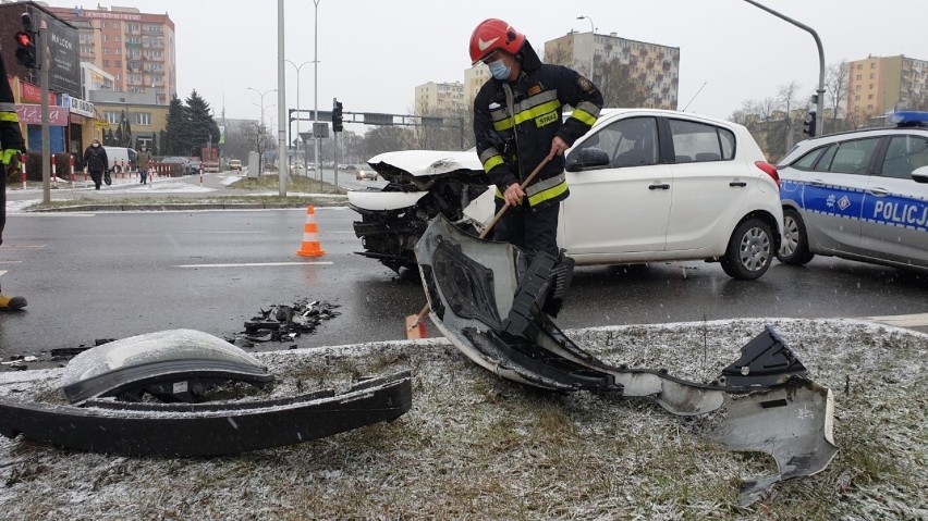 Na skrzyżowaniu ulicy Sandomierskiej z Aleją Solidarności w...