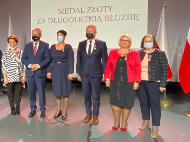 Halina Chowałko i Marta Kufieta z Zespołu Szkół Technicznych w Nysie zostały uhonorowane Złotym Medalem za Długoletnią Służbę.