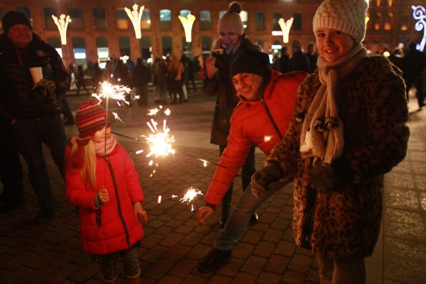 Sylwester 2016 w Łodzi. Fajerwerki w Manufakturze. Łodzianie...