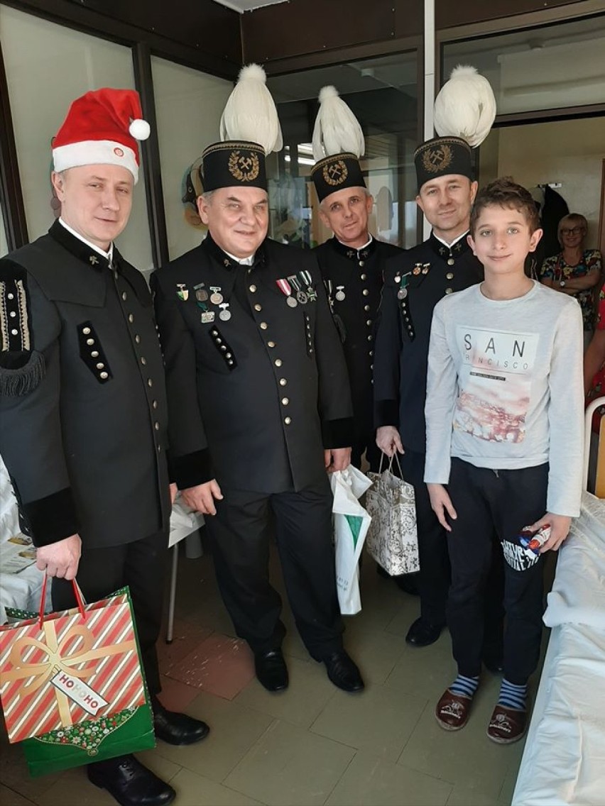 Bełchatów. Wielu mikołajów odwiedziło dzieci w szpitalu w Bełchatowie