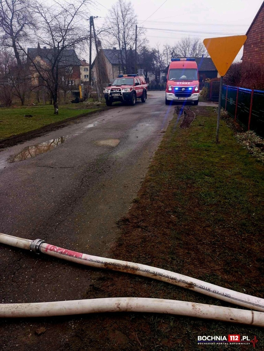 Podtopienia w gminie Drwinia po długotrwałych opadach, strażacy wypompowują wodę z posesji. Zdjęcia